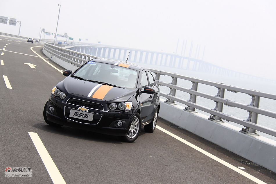 爱唯欧三厢外观