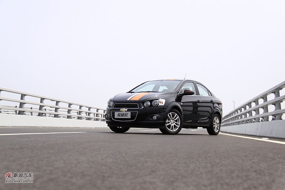 爱唯欧三厢外观