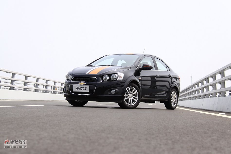 爱唯欧三厢外观