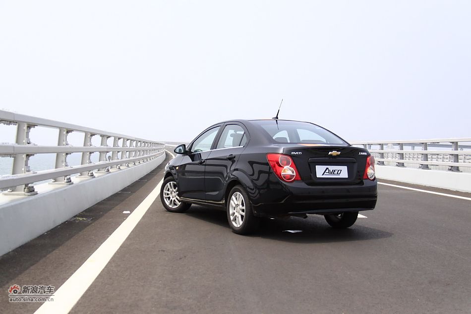 爱唯欧三厢外观