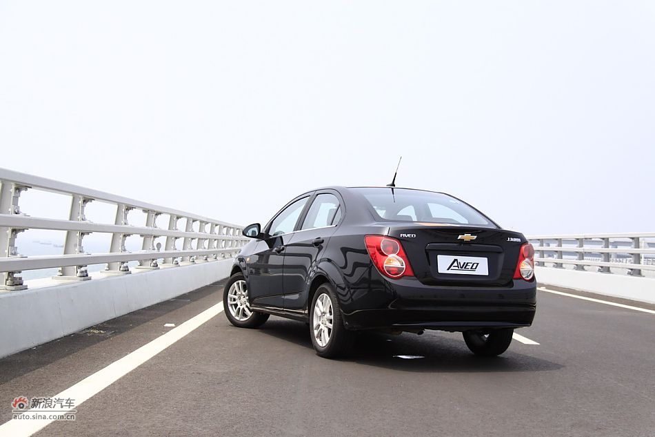 爱唯欧三厢外观