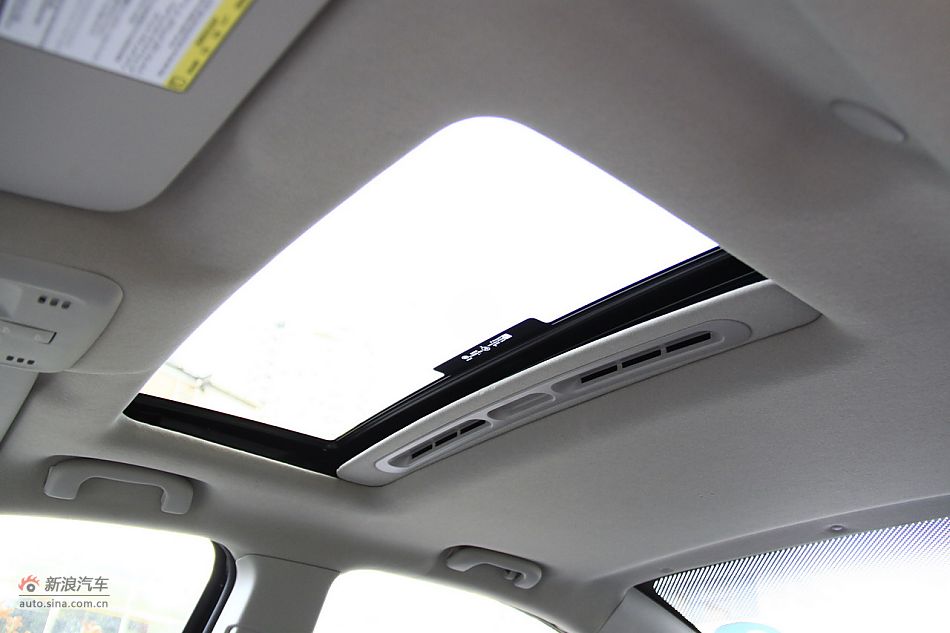 爱唯欧三厢内饰功能