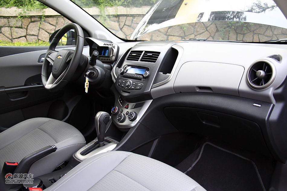 爱唯欧三厢内饰功能