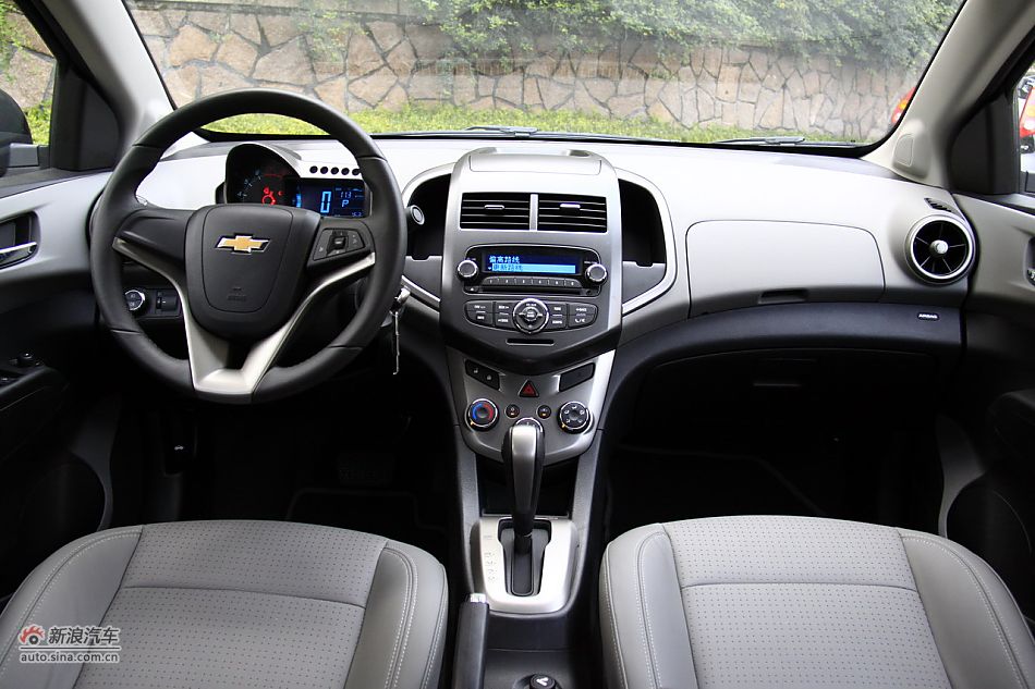 爱唯欧三厢内饰功能