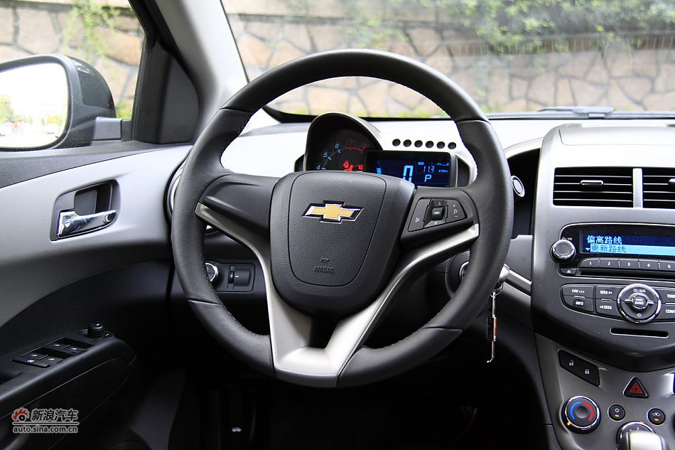 爱唯欧三厢内饰功能