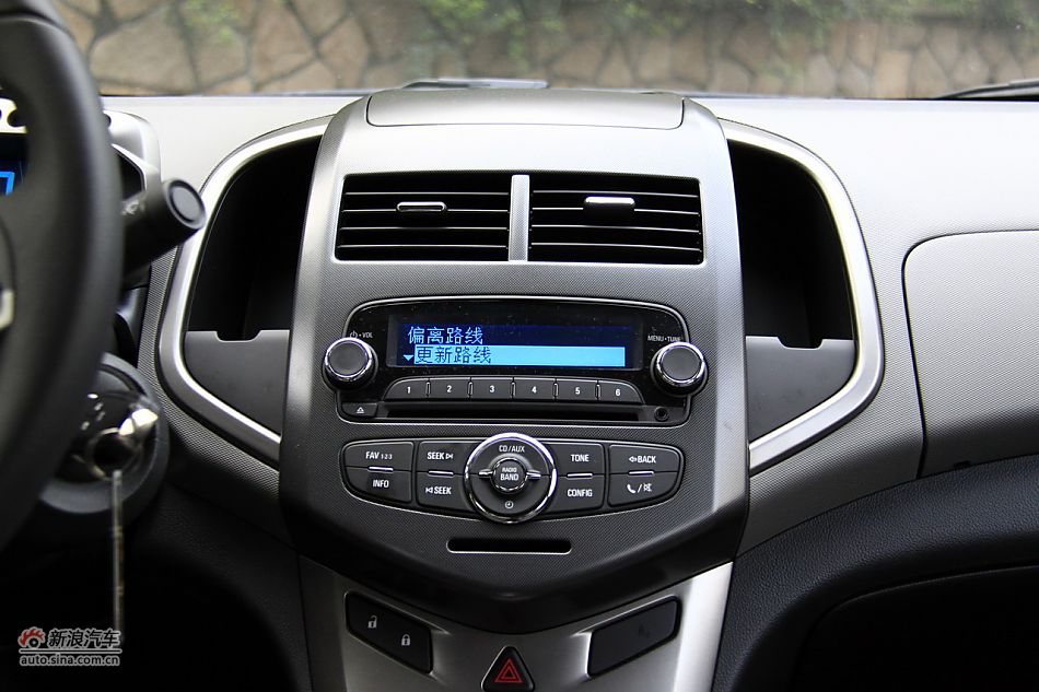 爱唯欧三厢内饰功能