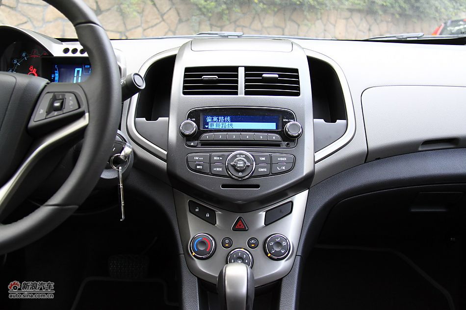 爱唯欧三厢内饰功能