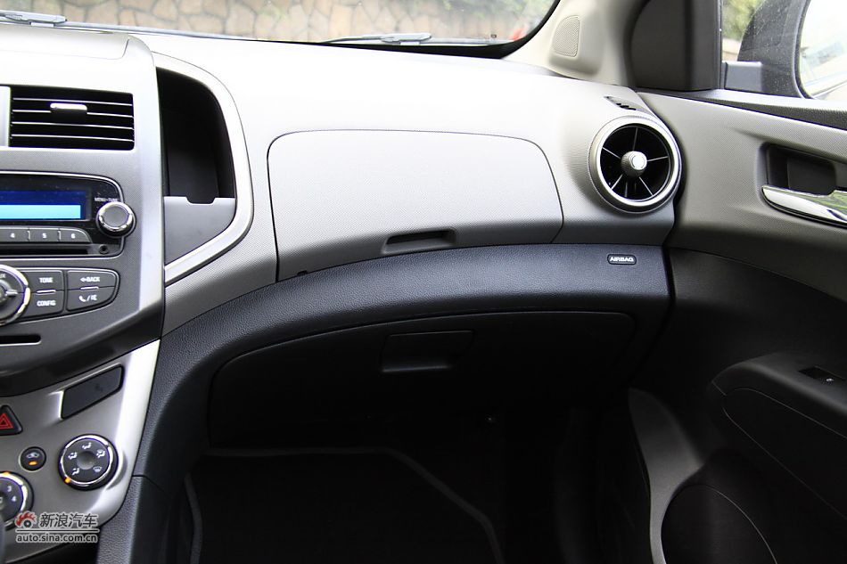 爱唯欧三厢内饰功能