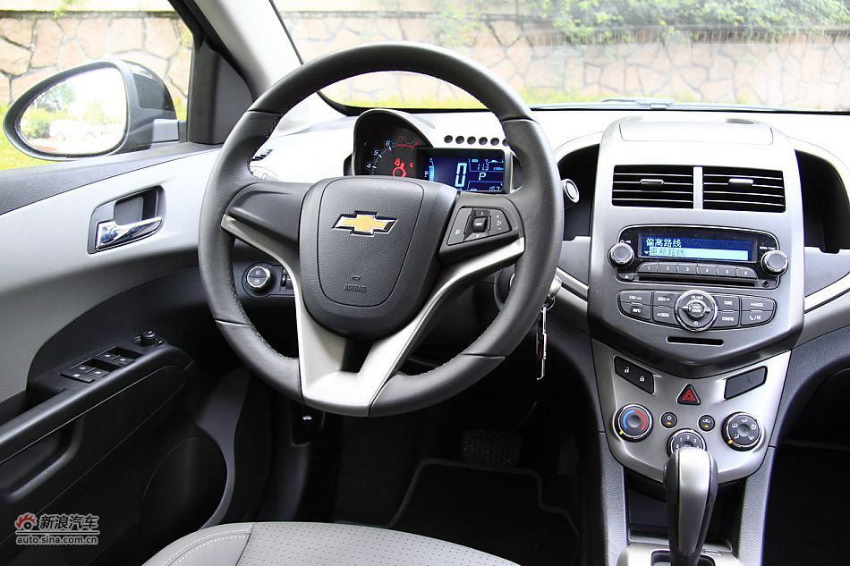 爱唯欧三厢内饰功能