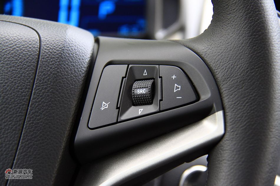 爱唯欧三厢内饰功能