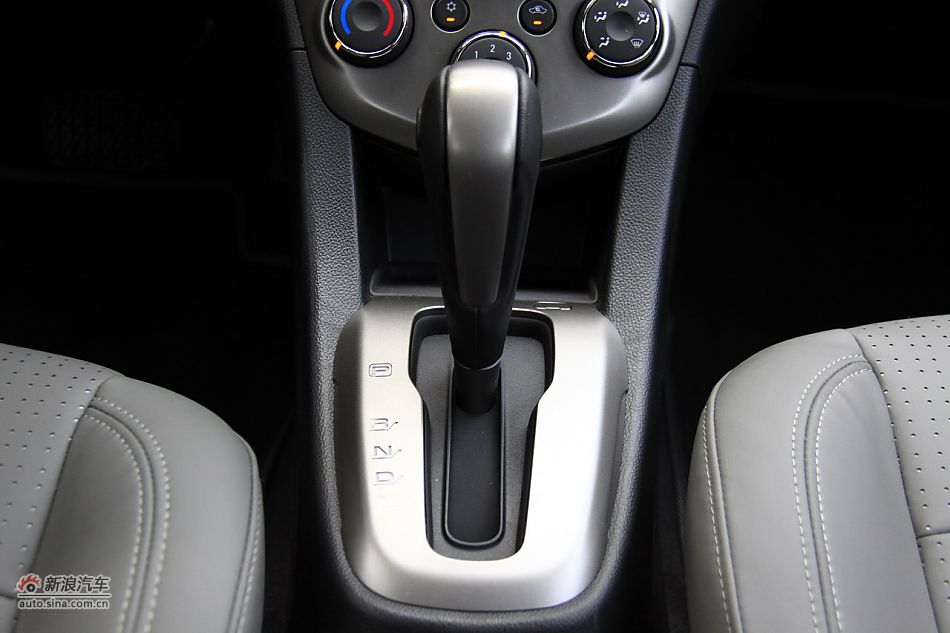 爱唯欧三厢内饰功能