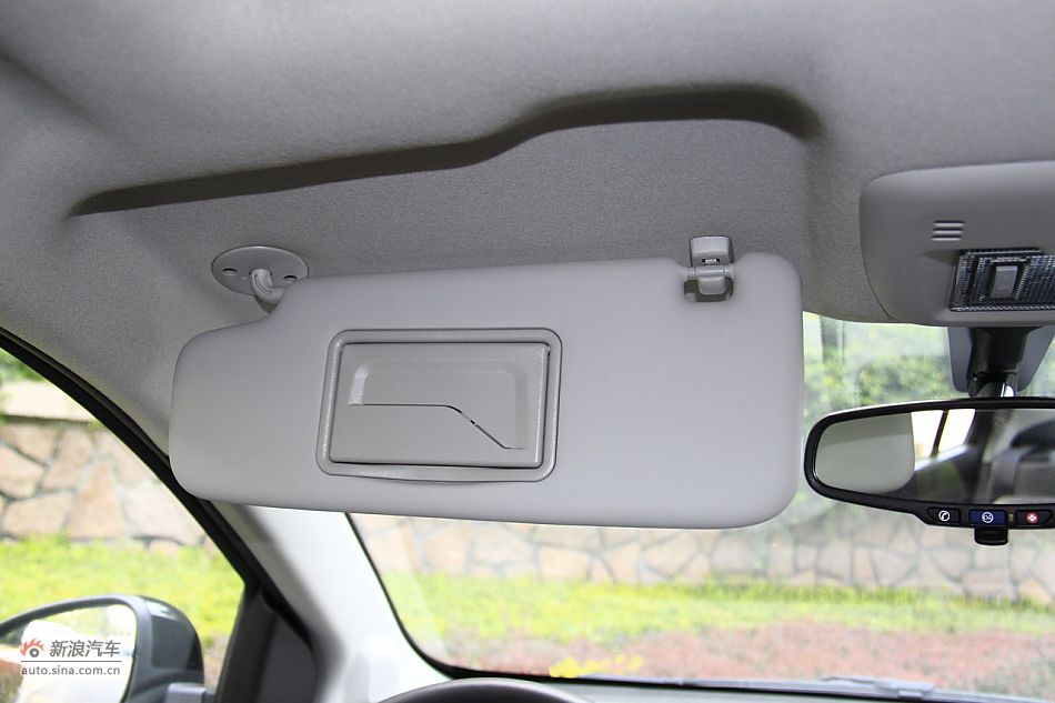 爱唯欧三厢内饰功能