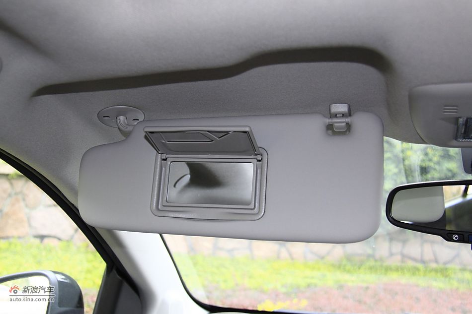 爱唯欧三厢内饰功能