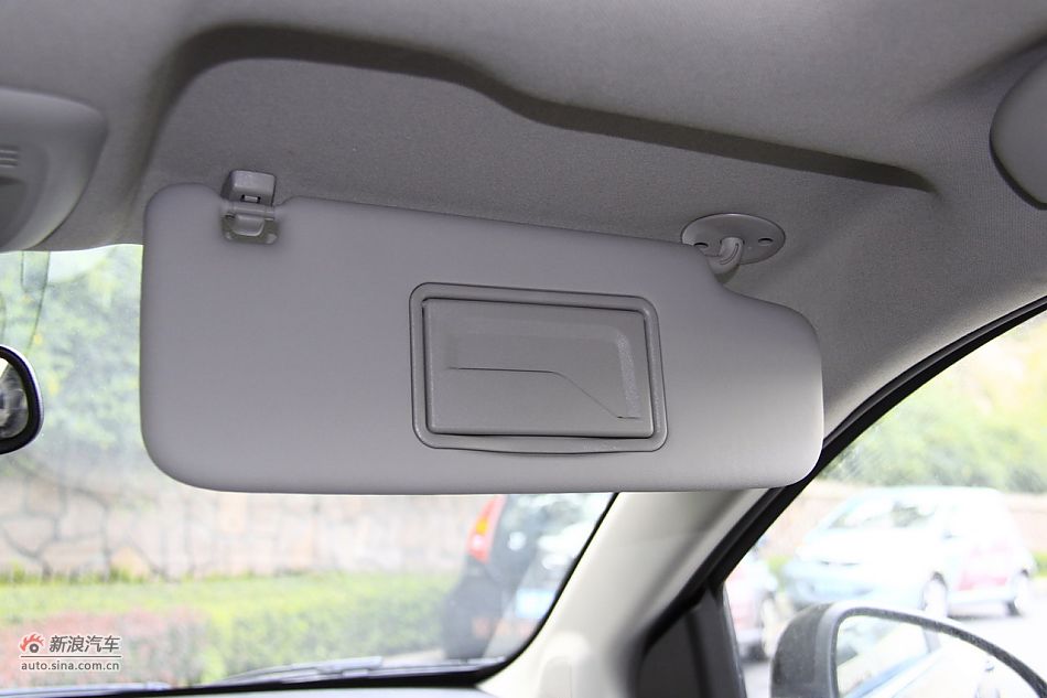 爱唯欧三厢内饰功能