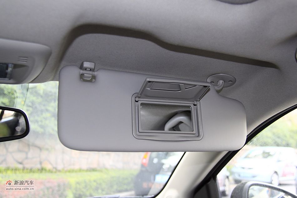 爱唯欧三厢内饰功能