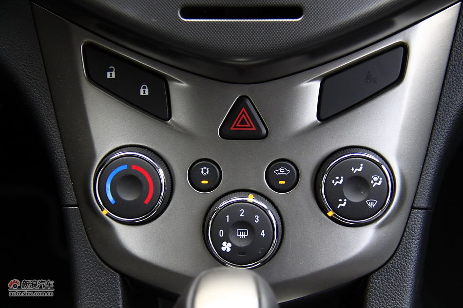 爱唯欧三厢内饰功能