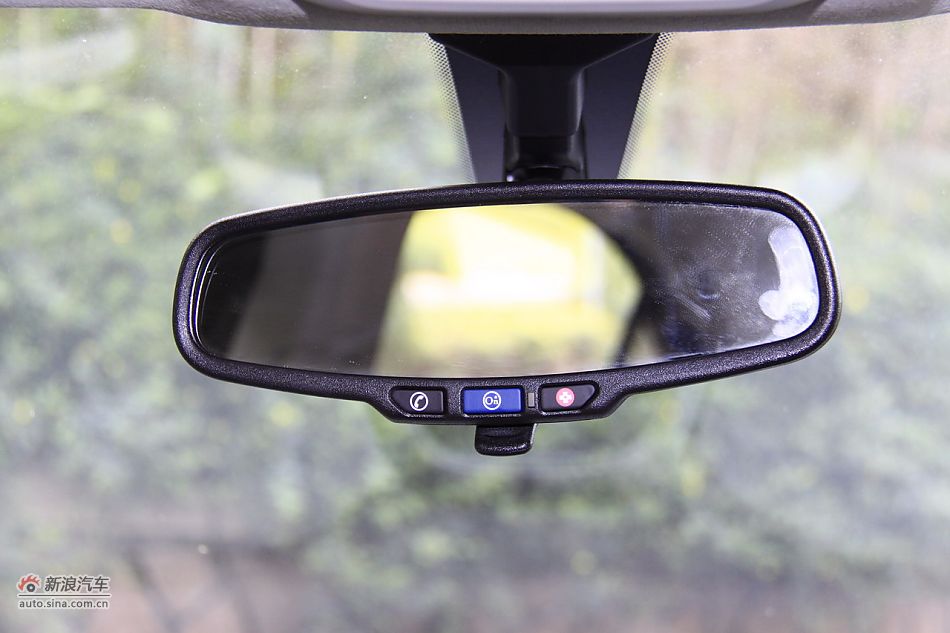 爱唯欧三厢内饰功能