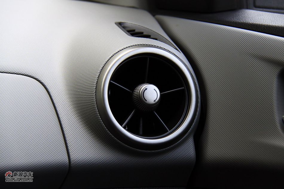 爱唯欧三厢内饰功能