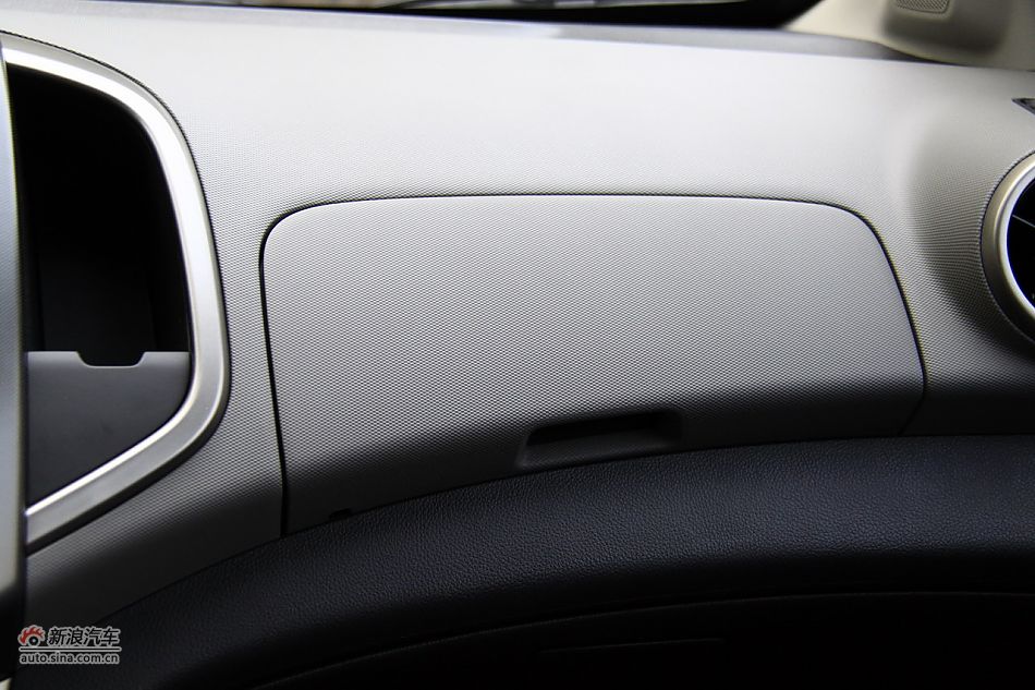 爱唯欧三厢内饰功能