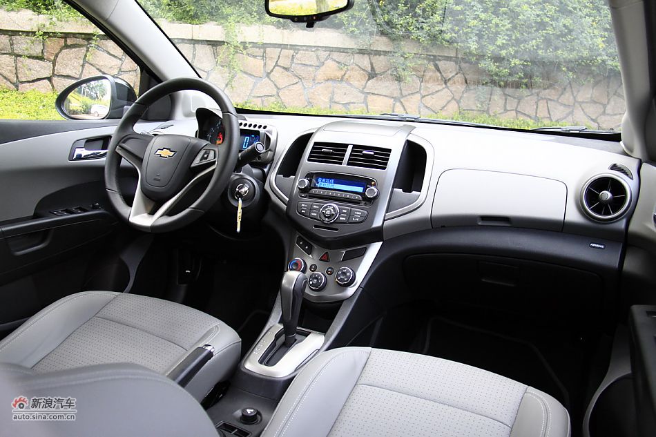 爱唯欧三厢内饰功能