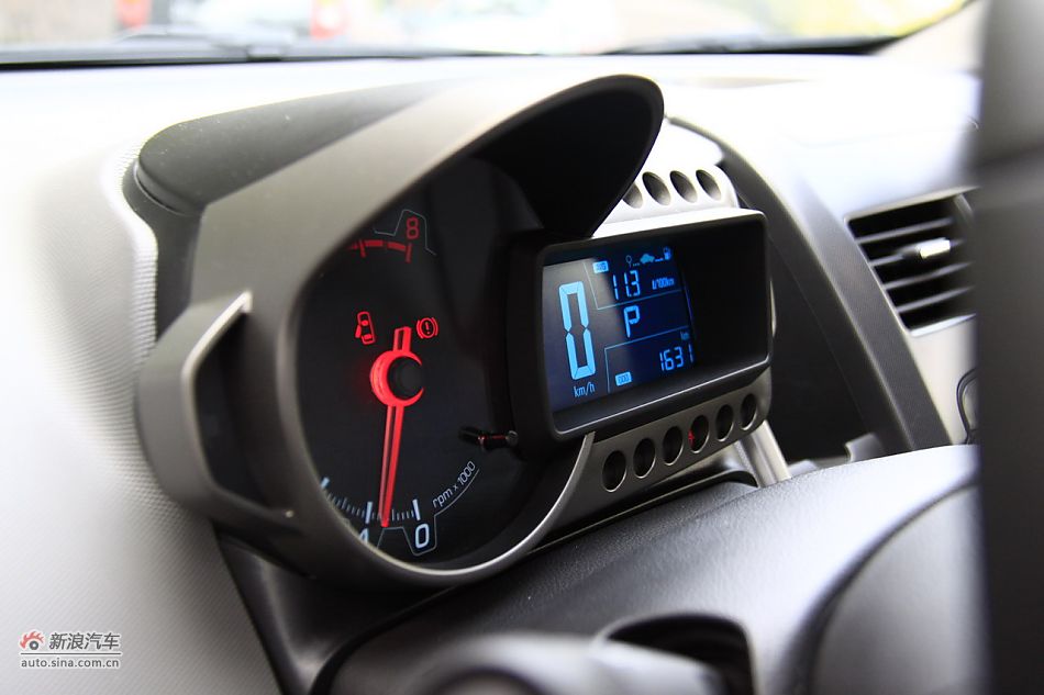 爱唯欧三厢内饰功能