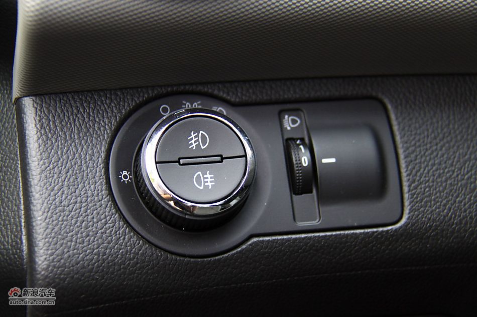 爱唯欧三厢内饰功能