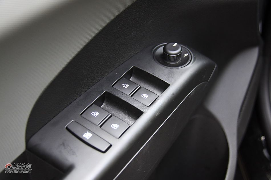 爱唯欧三厢内饰功能