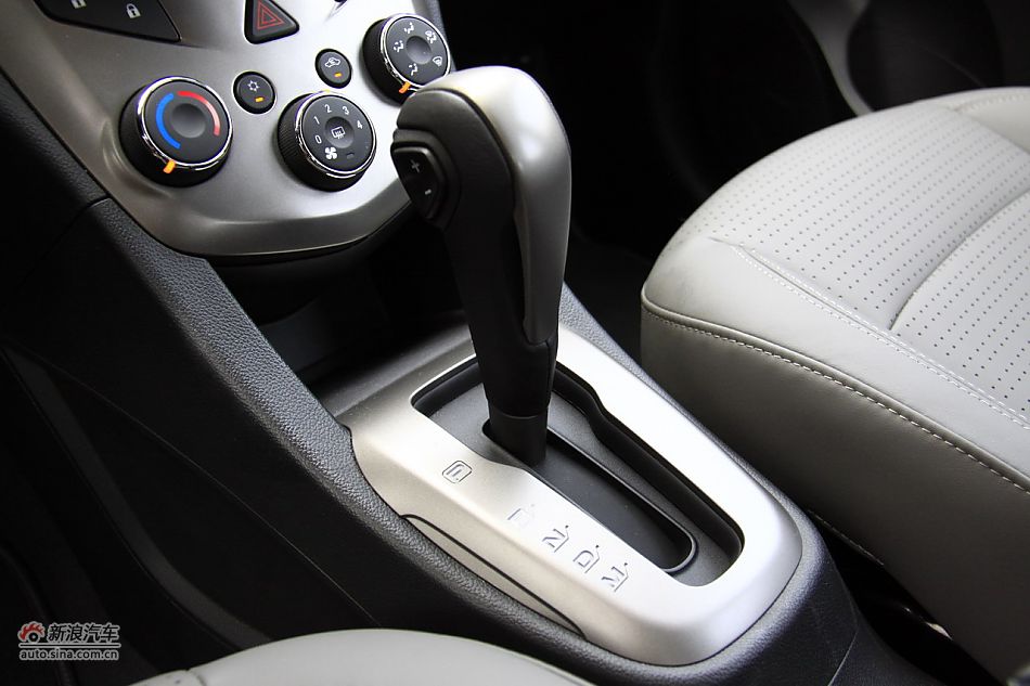 爱唯欧三厢内饰功能