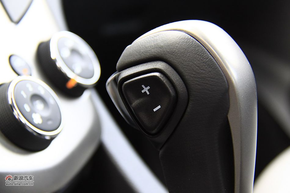 爱唯欧三厢内饰功能