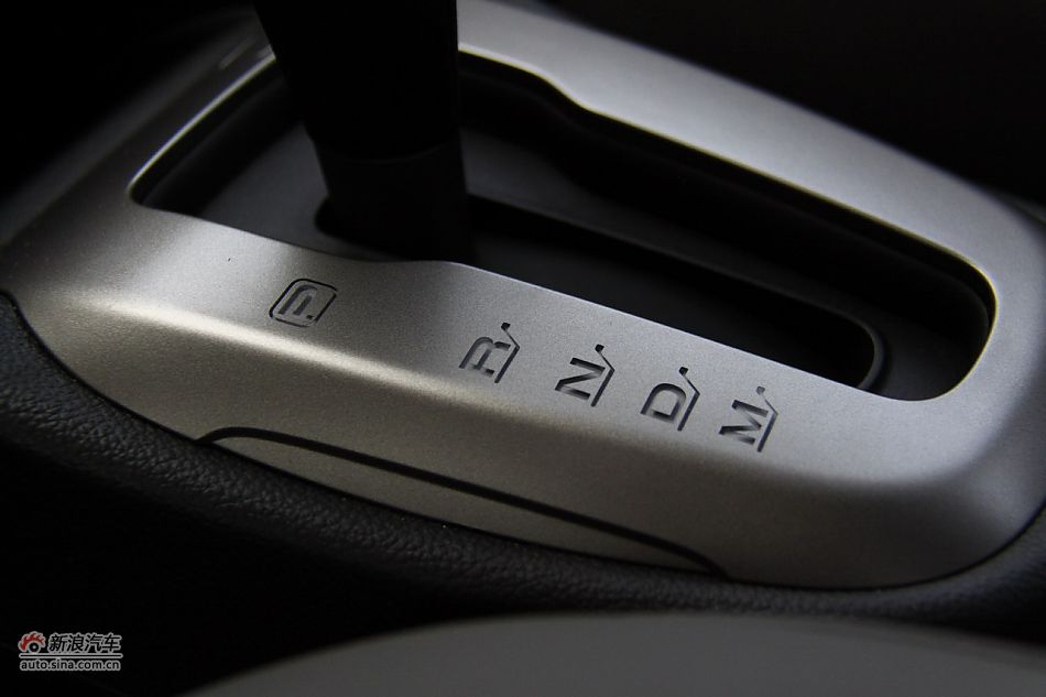 爱唯欧三厢内饰功能