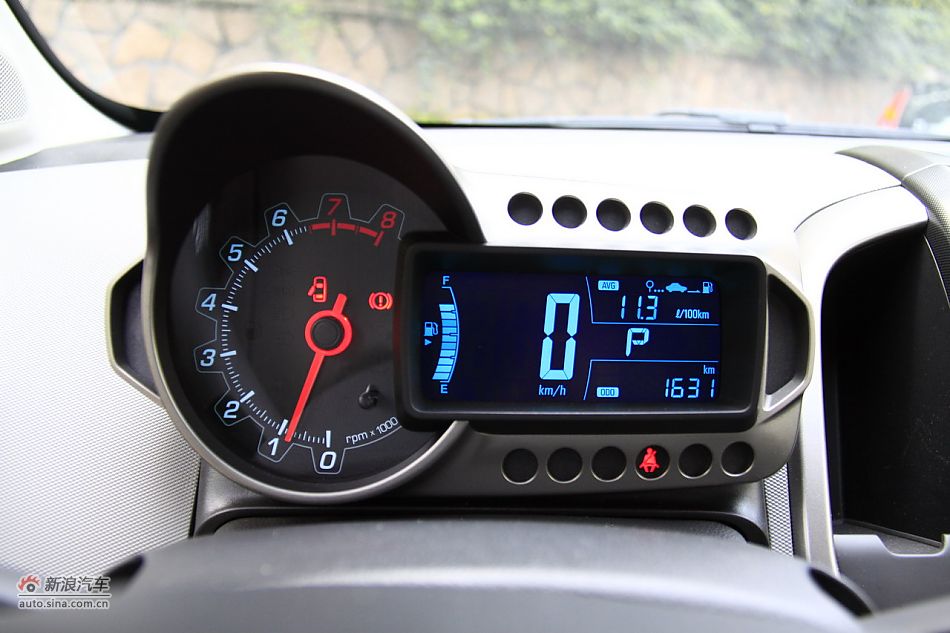 爱唯欧三厢内饰功能