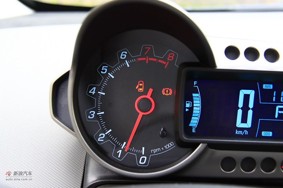 爱唯欧三厢内饰功能