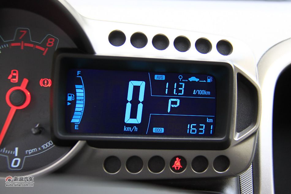 爱唯欧三厢内饰功能