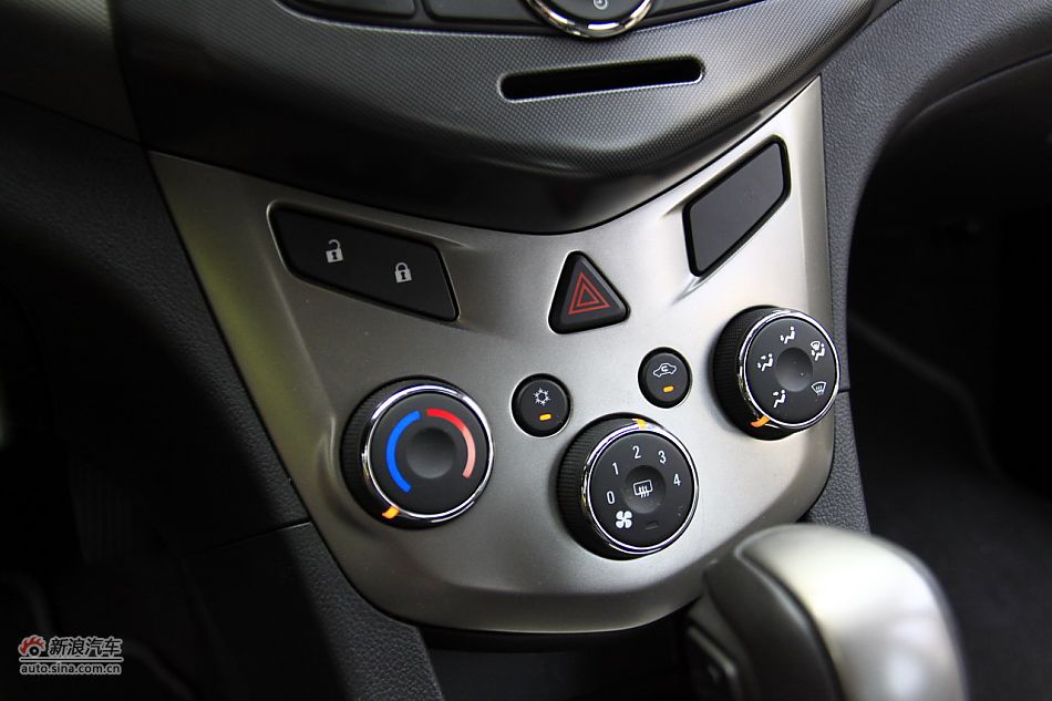 爱唯欧三厢内饰功能