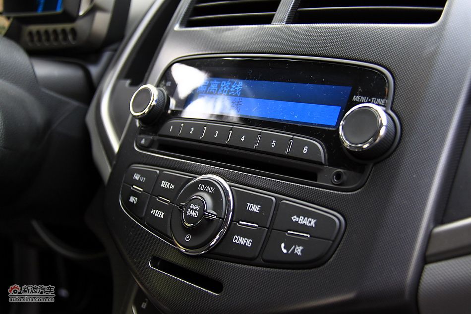 爱唯欧三厢内饰功能