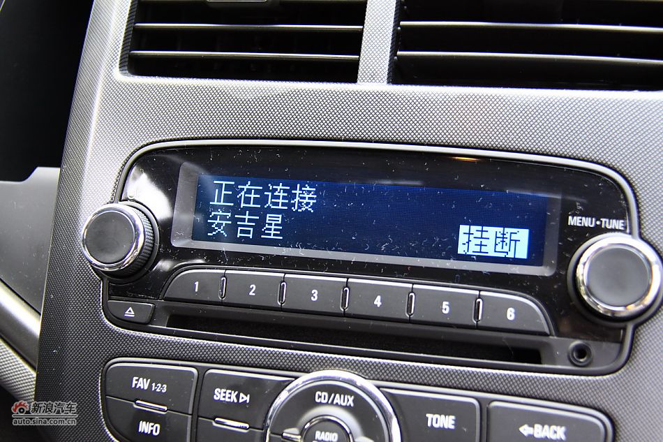 爱唯欧三厢内饰功能