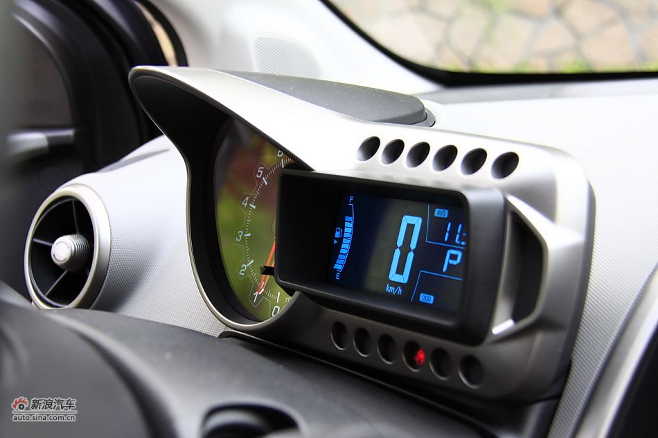 爱唯欧三厢内饰功能