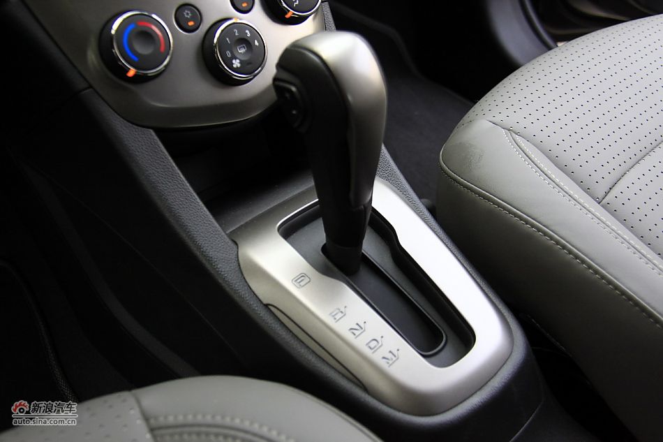 爱唯欧三厢内饰功能