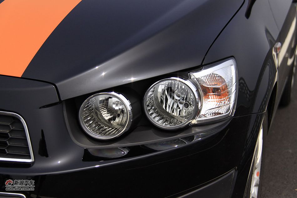 爱唯欧三厢外观细节