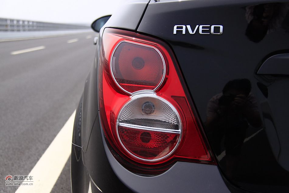 爱唯欧三厢外观细节