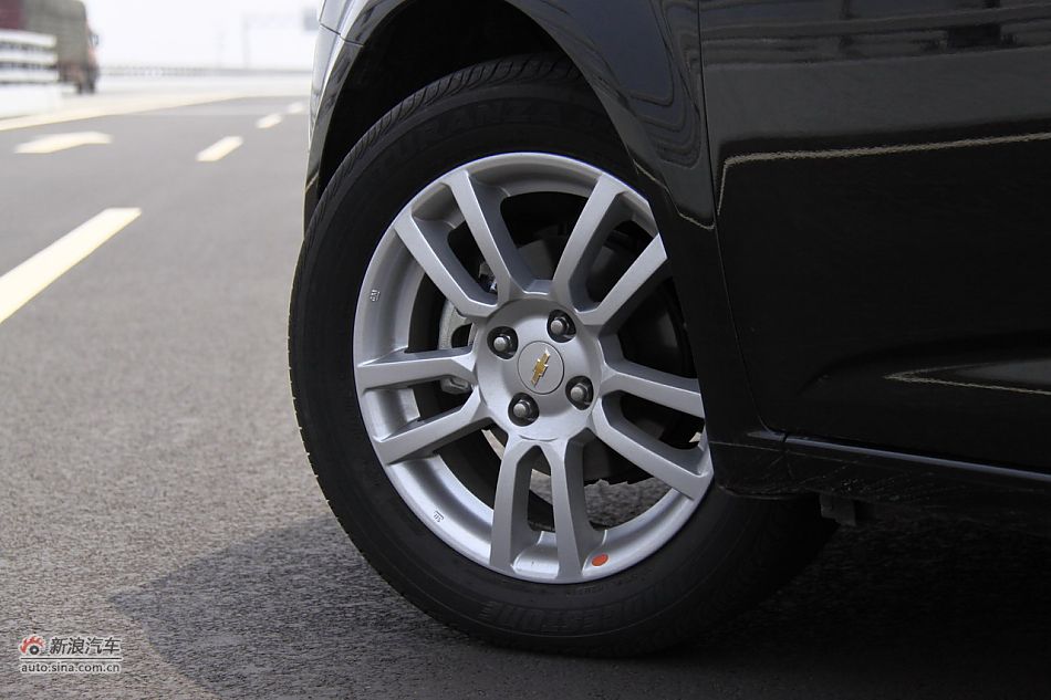 爱唯欧三厢外观细节