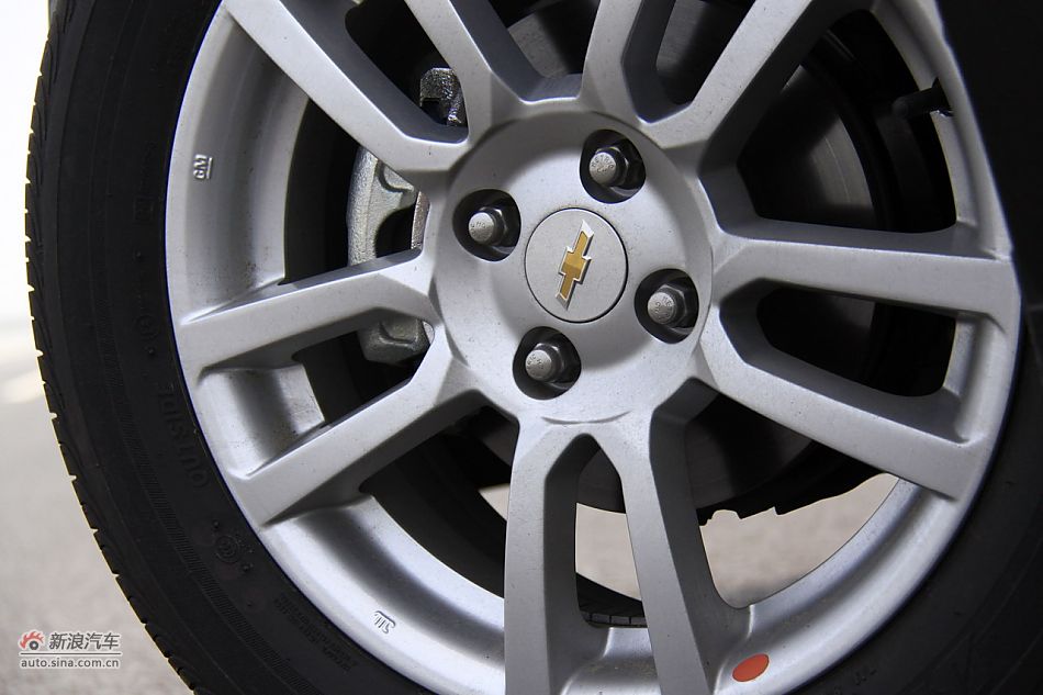 爱唯欧三厢外观细节