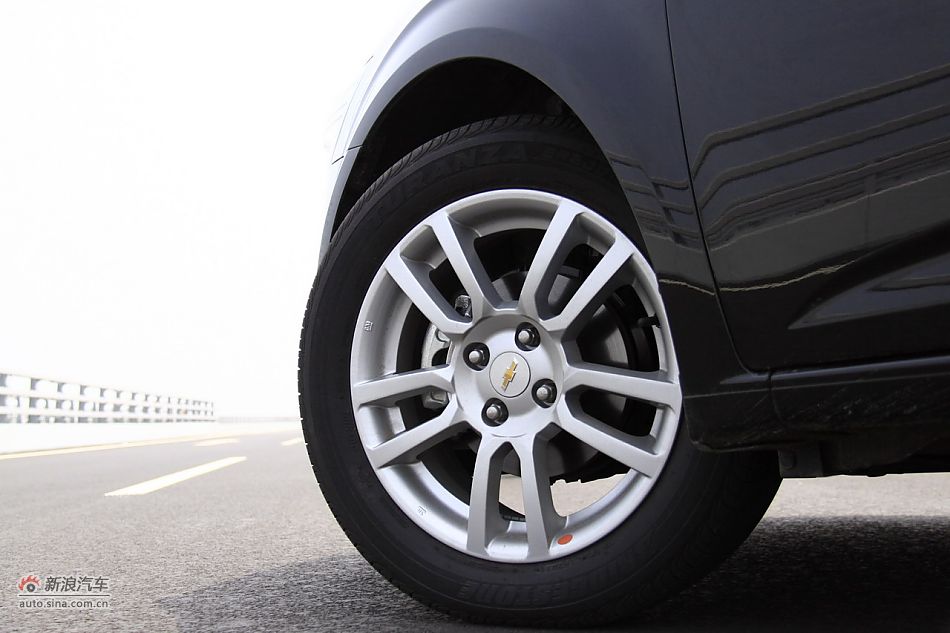 爱唯欧三厢外观细节