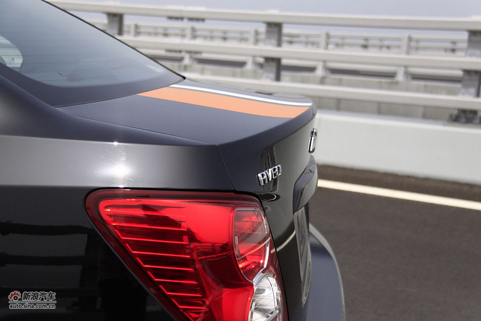 爱唯欧三厢外观细节