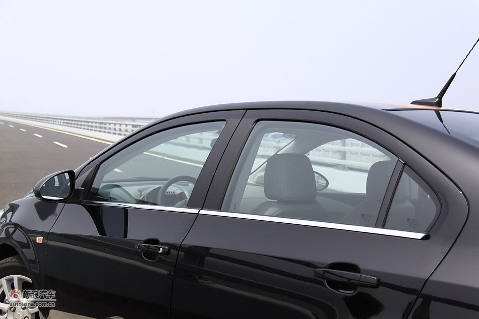 爱唯欧三厢外观细节