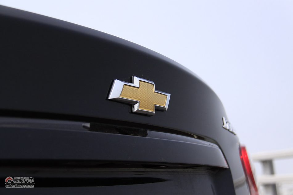 爱唯欧三厢外观细节