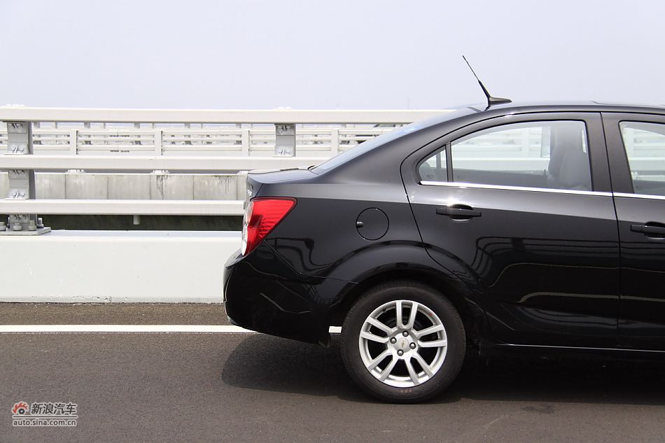 爱唯欧三厢外观细节