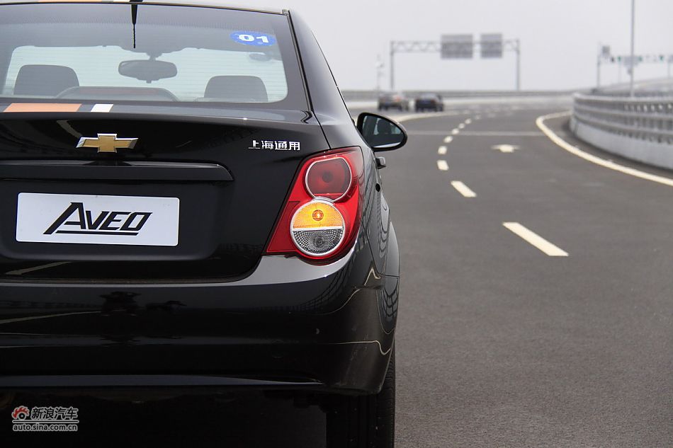 爱唯欧三厢外观细节