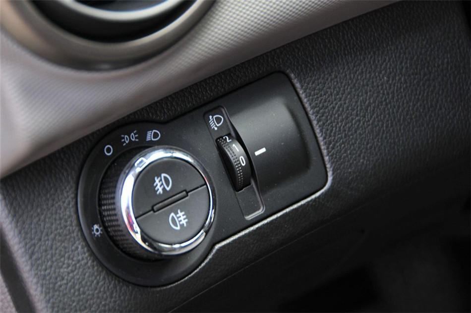 爱唯欧 三厢 2011款 1.4L MT SE 