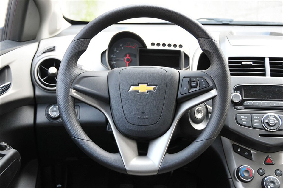 爱唯欧 三厢 2011款 1.4L MT SE 